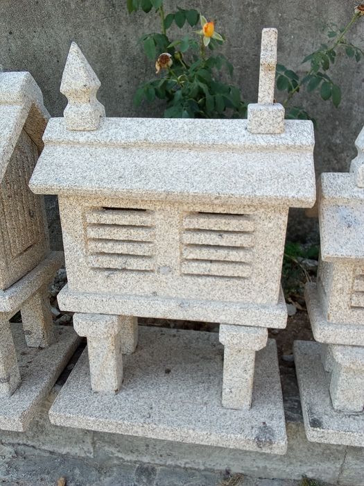 Espigueiros pequenos em granito