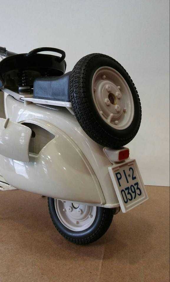 Miniatura Vespa modelo de 1955 cor creme