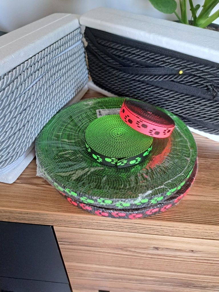 Taśmy nośne łapki obroże smycze torebki paski
