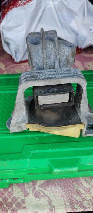 Подушка двигуна Megane III/Scenic III 1.5dCi 09- RENAULT 112100020R