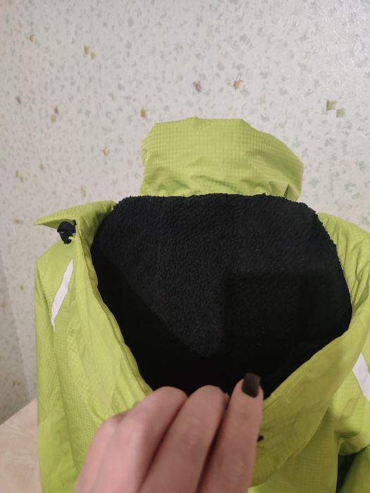 Продам теплую спортивную куртку женскую зима L/48