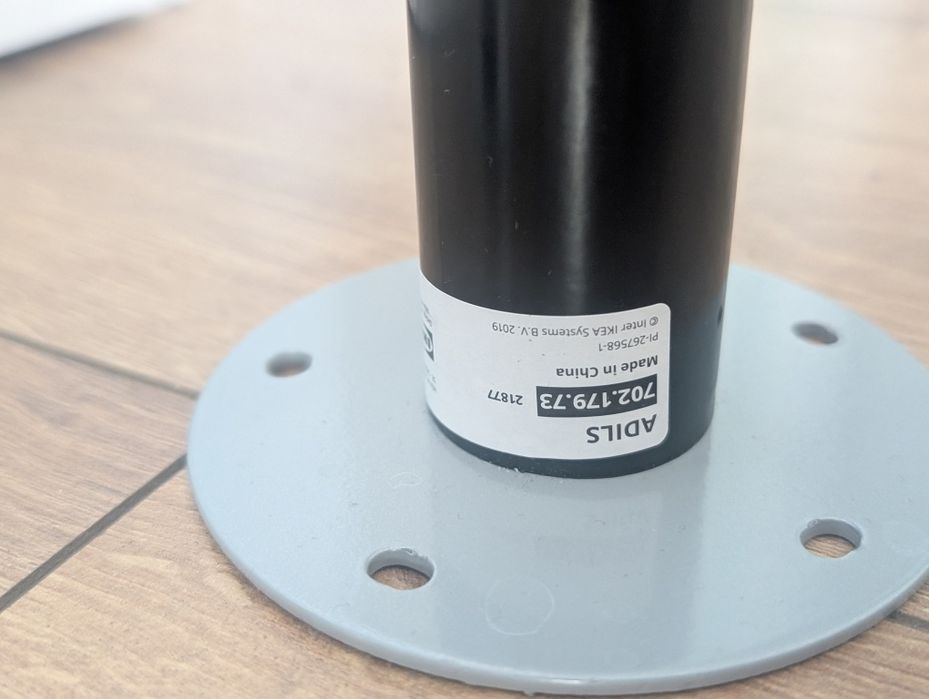 Regulowane nogi do poparcia blatu