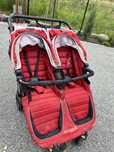 Podwójny wózek Baby Jogger city gt z jedną gondolą i pokrowcem