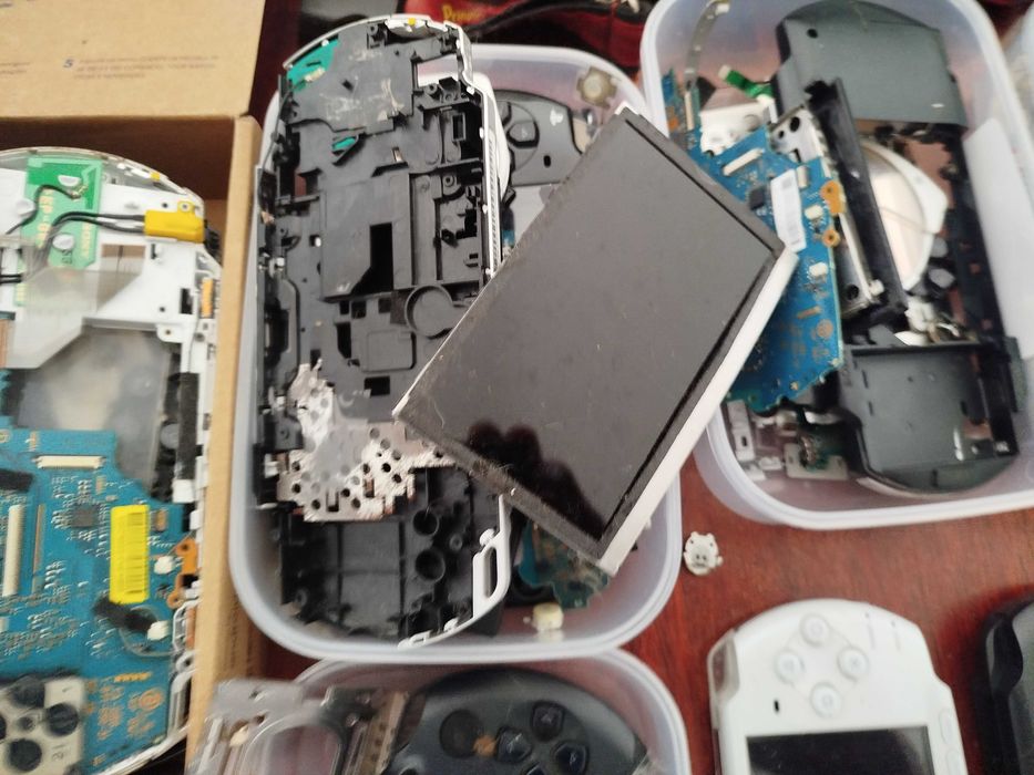 Vendo lote de PSP alguns a funcionar e bastante peças para reposição