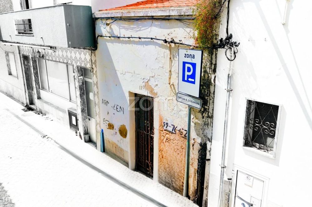 Armazém com Projeto em aprovação para moradia em Armação de Pêra