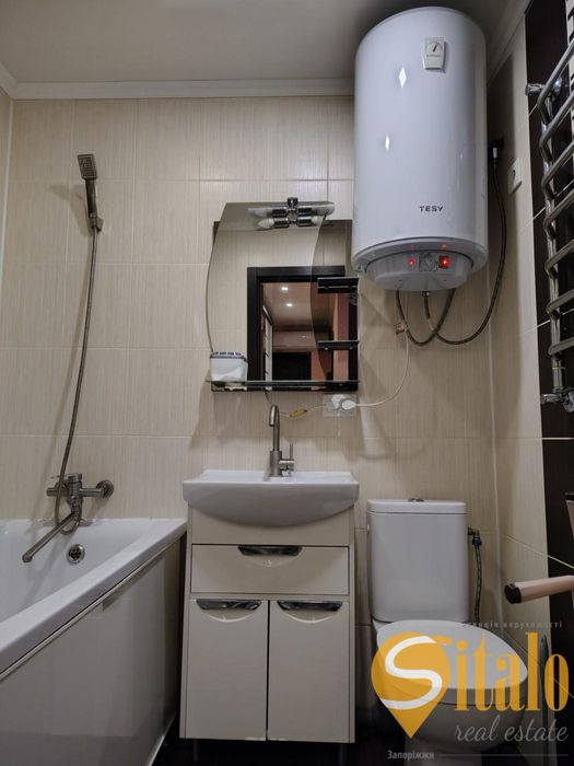 Продам двокімнатну з ремонтом та меблями, космос (020)