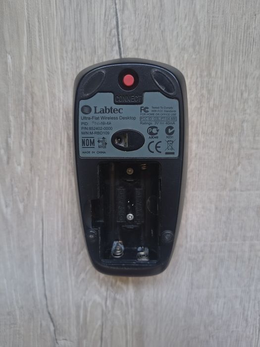 Беспроводная клавиатура и мышь.