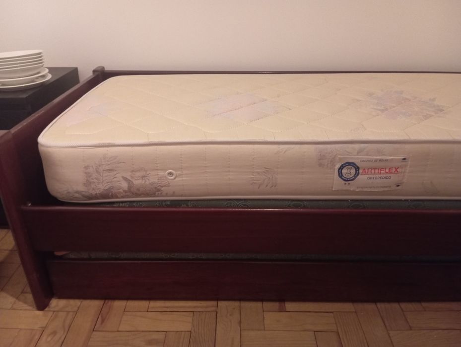 Cama madeira maciça e segunda cama gaveta, com colchões
