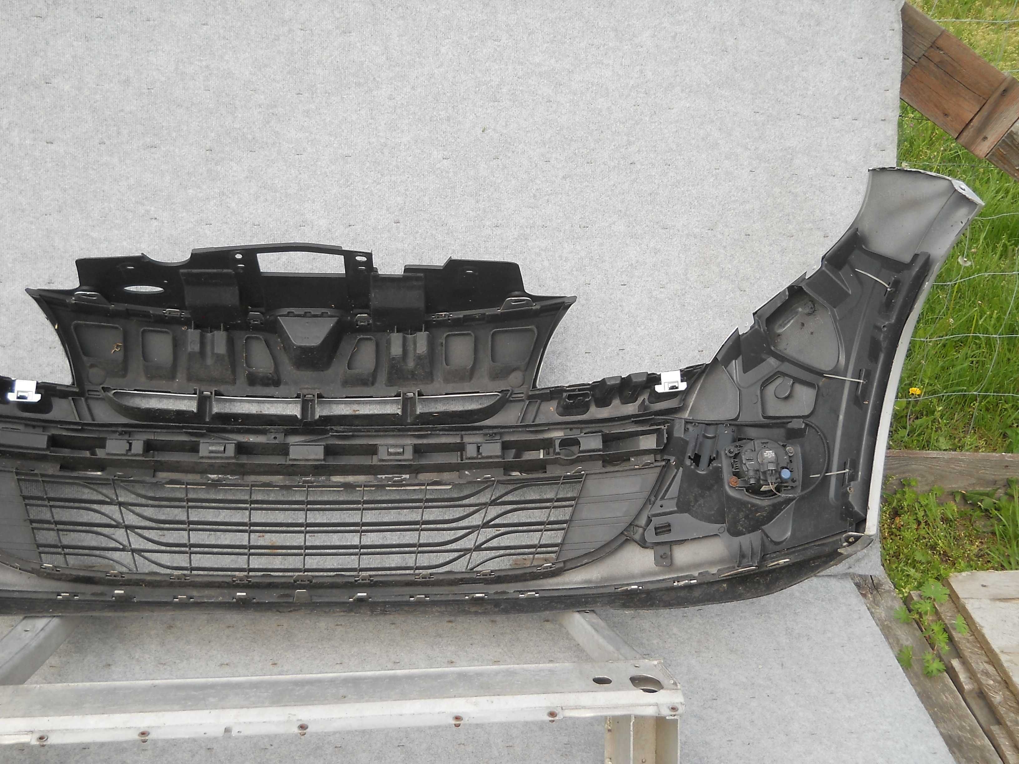 RENAULT MEGANE III zderzak przedni przód