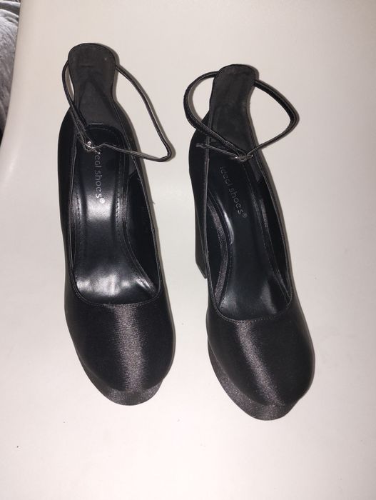 Czarne buty na koturnie