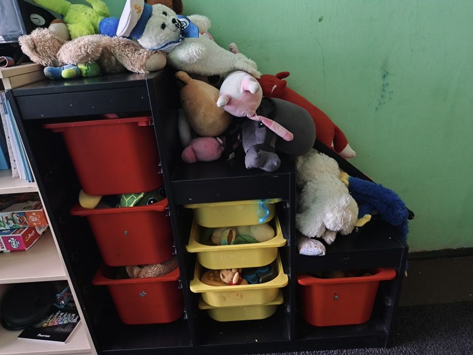 Regał Ikea z pojemnikami