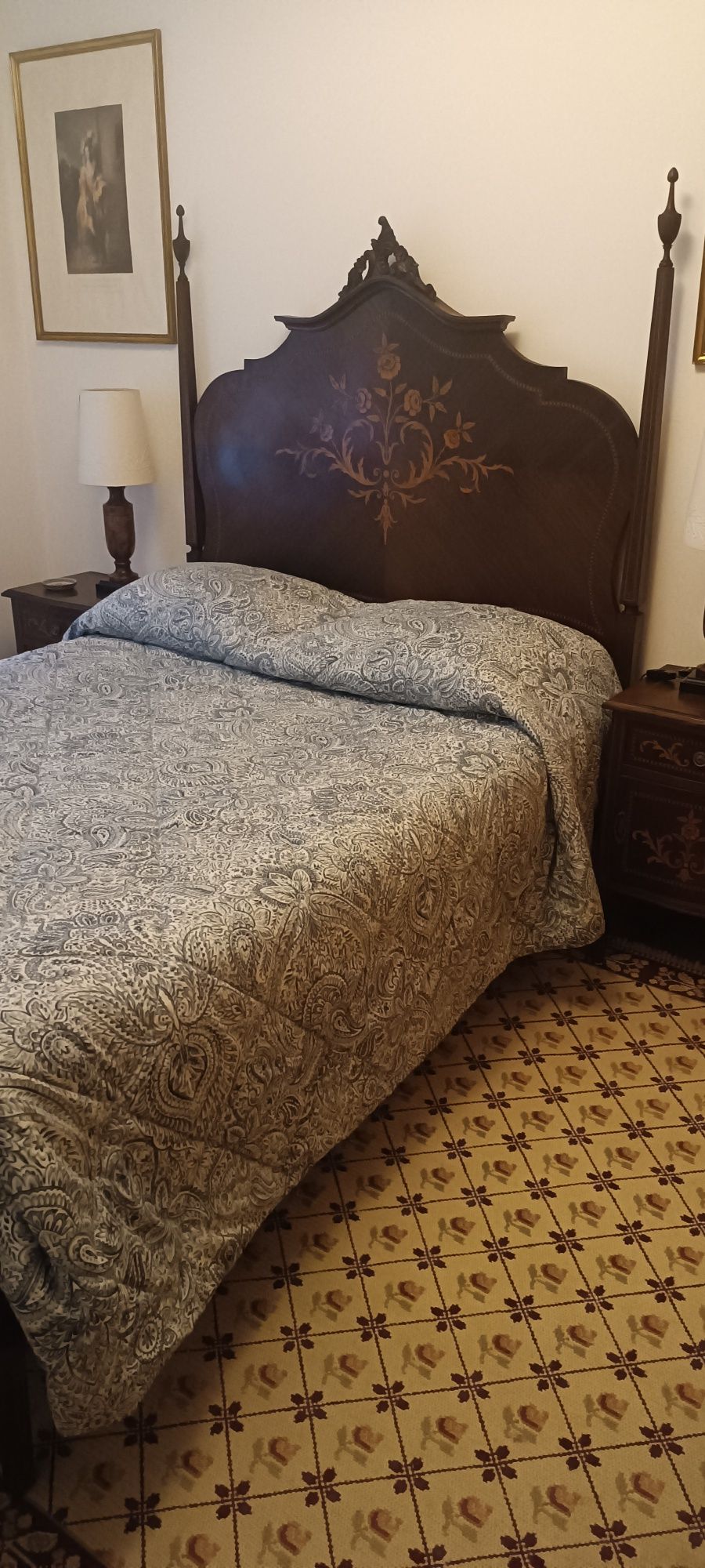 Cama de casal e mesas de cabeçeira e cadeira