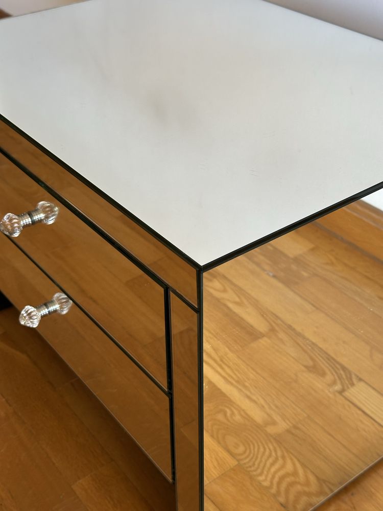 Mesa de cabeceira espelhada
