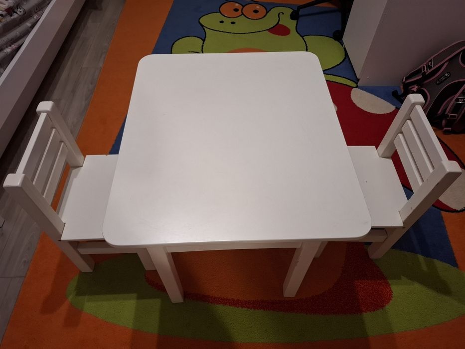 Дитячий стіл зі стільцями з дерева