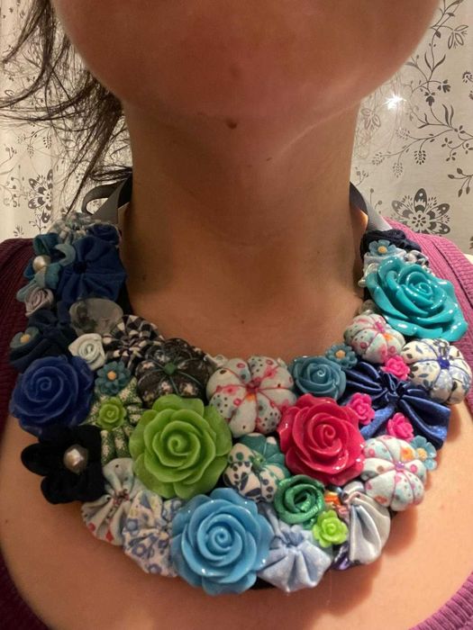 Colar azul feito à mão