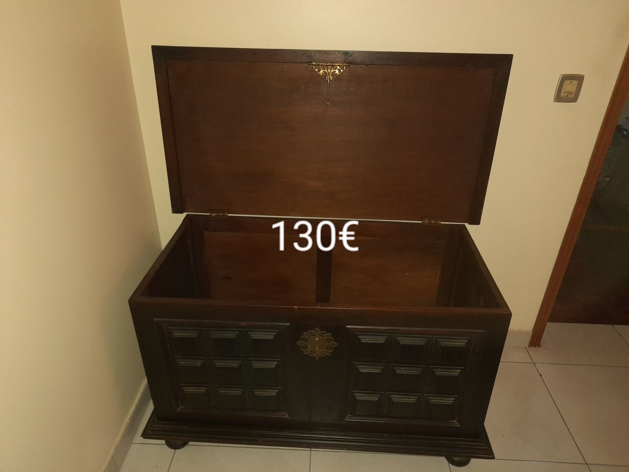 Vendo várias arcas de madeira