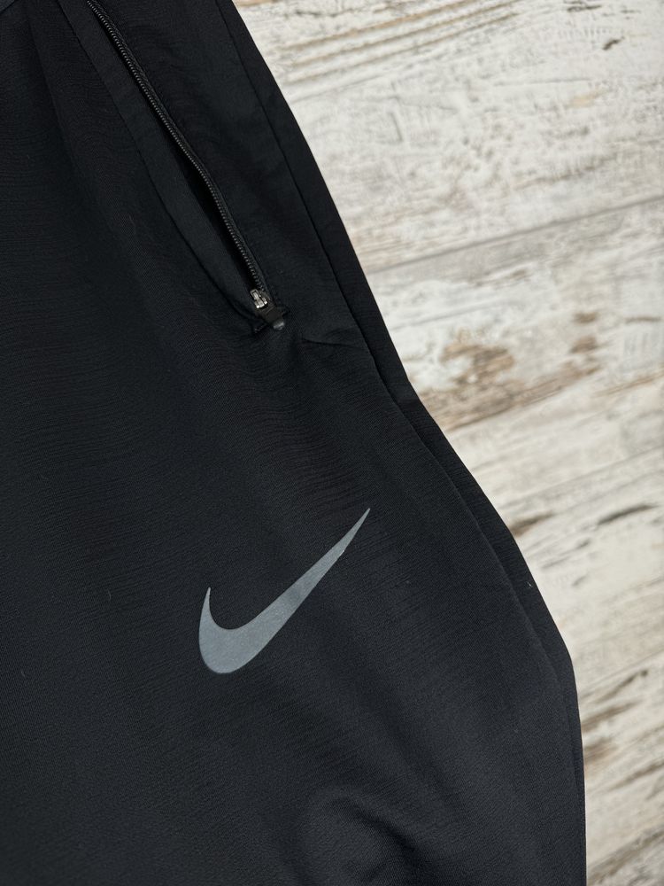 Мужские спортивные штаны Nike swoosh черные размер М running phenom