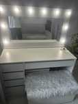Biala toaletka LED