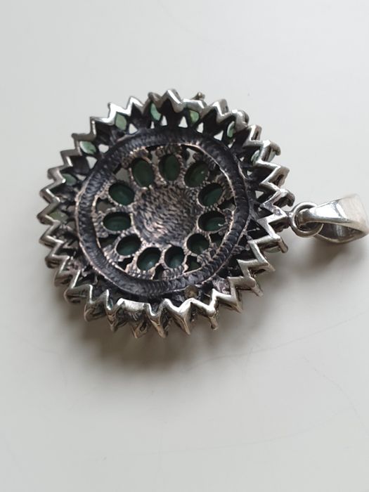 Pendente em prata, marcasites e esmeraldas