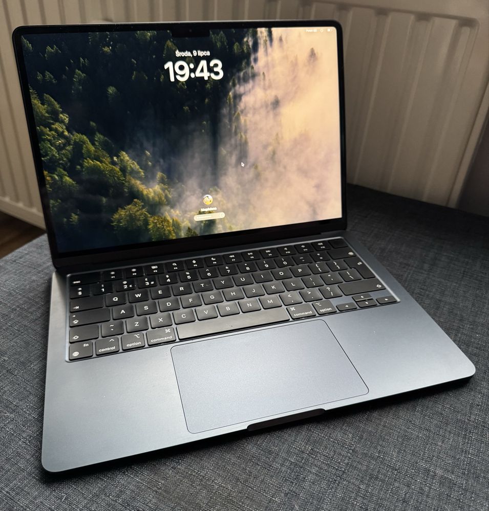 MacBook Air M2 13” + oryginalna myszka