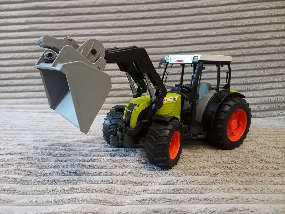 Трактор з ковшем від Bruder