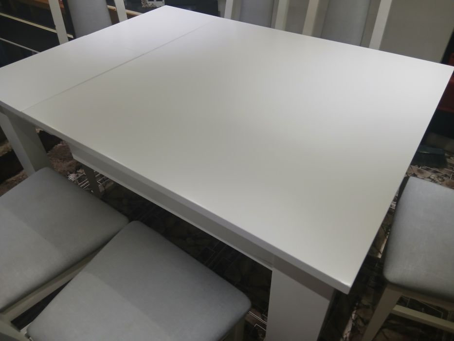 Mesa de jantar sem cadeiras