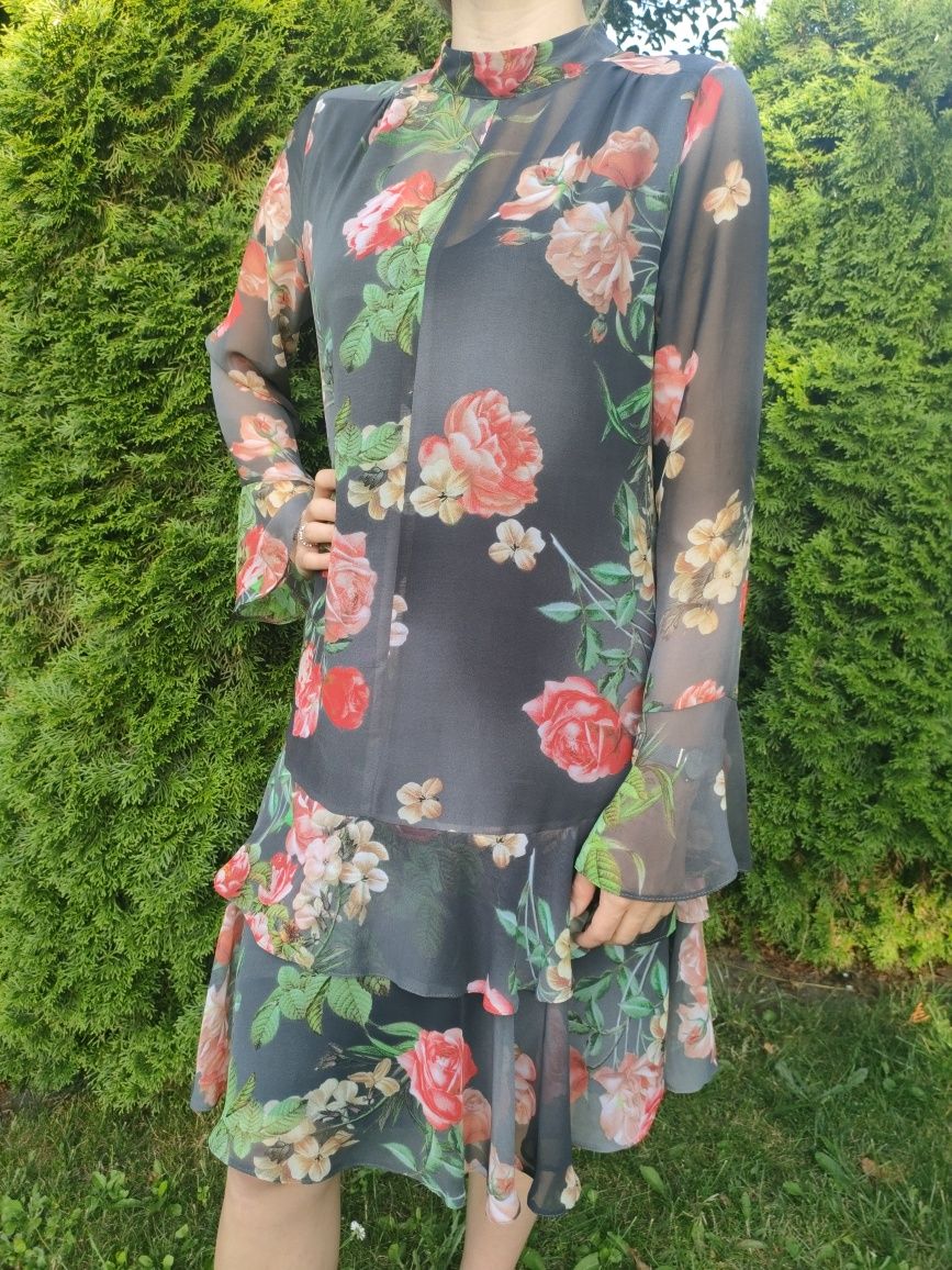 Wzorzysta sukienka polskiej marki IKA M długie rękawy falbanki kwiaty
