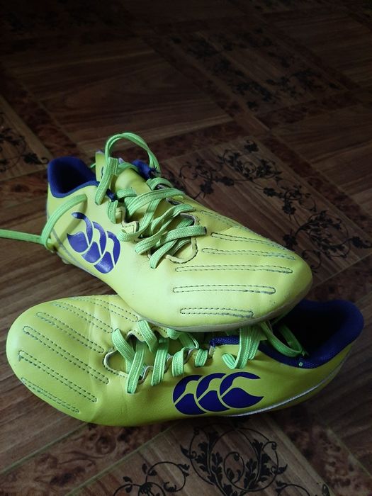 Спортивная обувь бутсы.