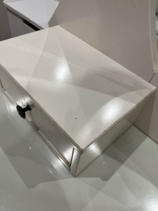 Biala toaletka Ikea