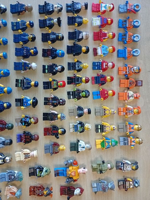 Фігурки персонажі лего Лєго.