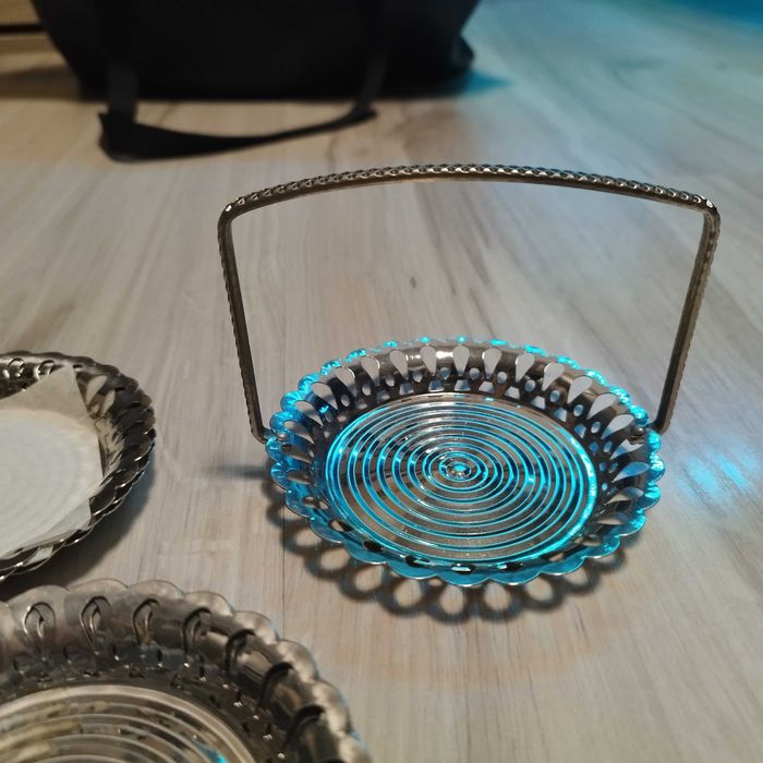 Podstawki pod szklanki i pod cukiernice.