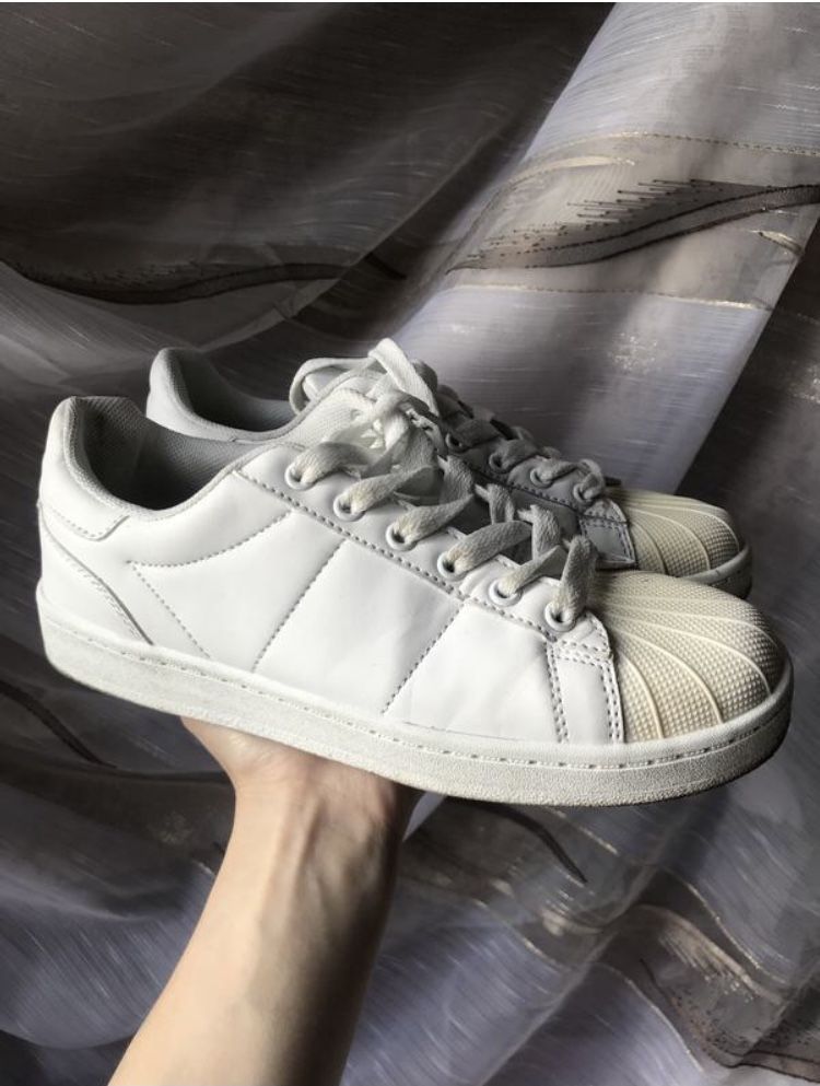 Кроссовки в стиле adidas superstar