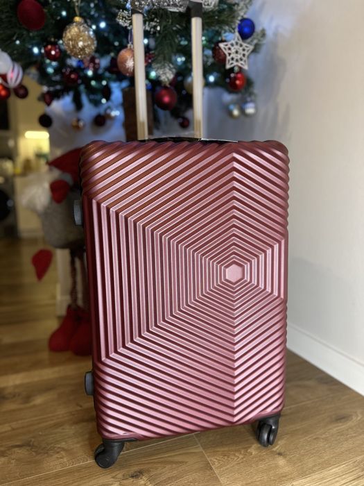 Nowa walizka średnia - bagaż do 23 kg