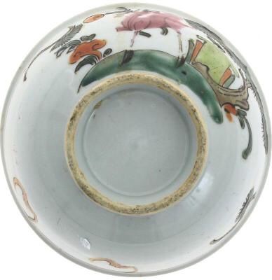 Taça de porcelana da China, com decoração policromada.