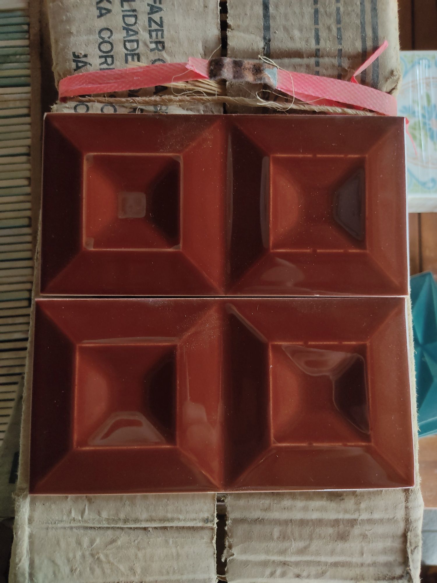 Azulejos antigos com relevo