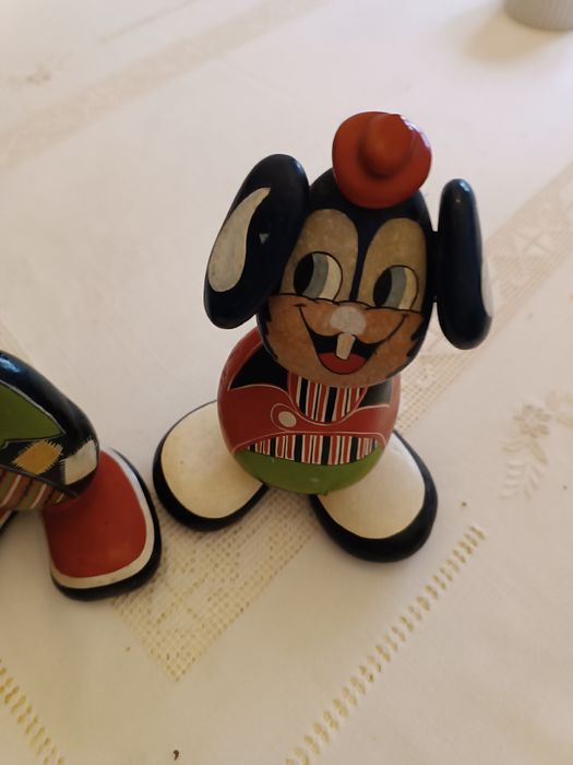 Vendo dois palhaços em pedra pitados