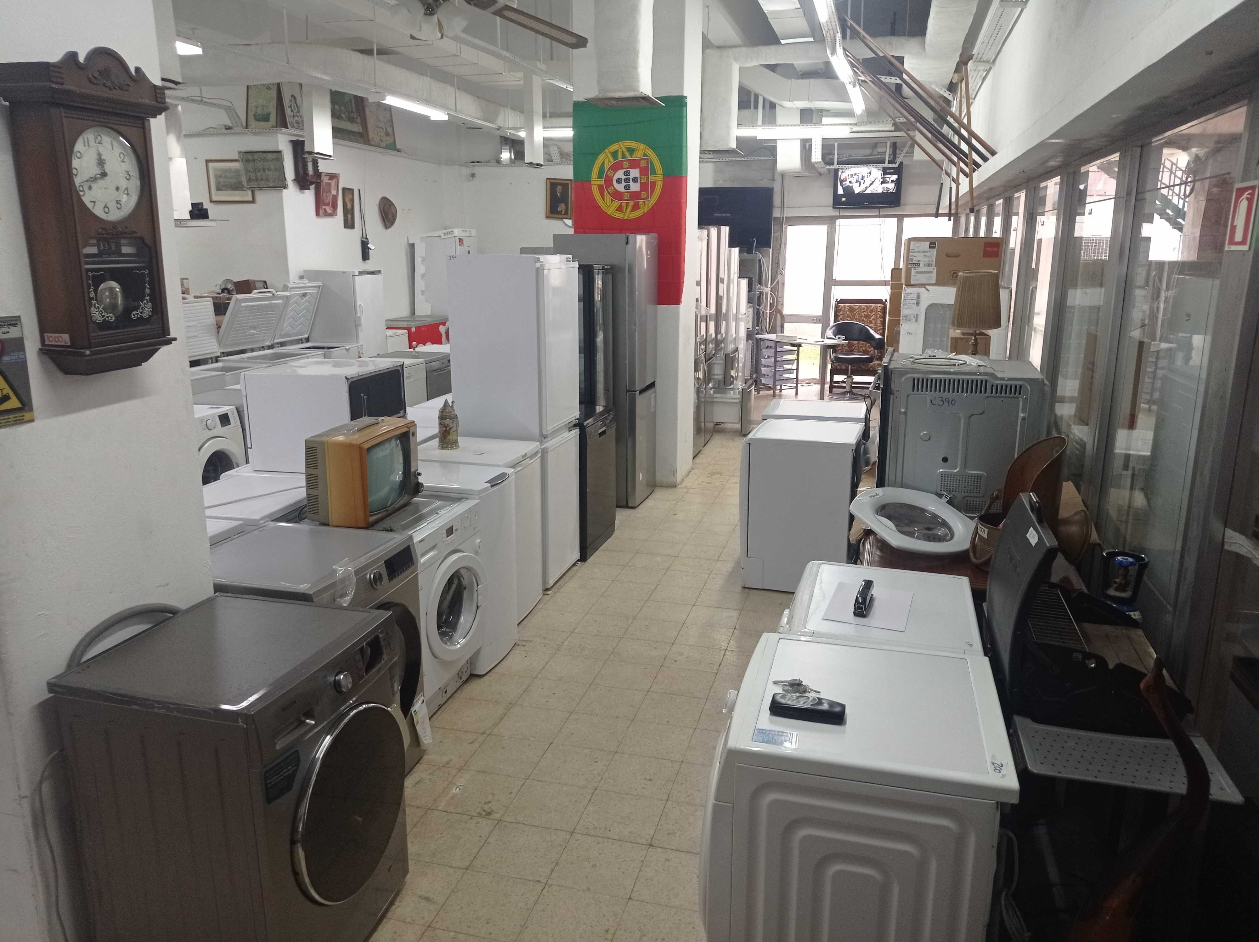 Várias máquinas de lavar roupa e loiça