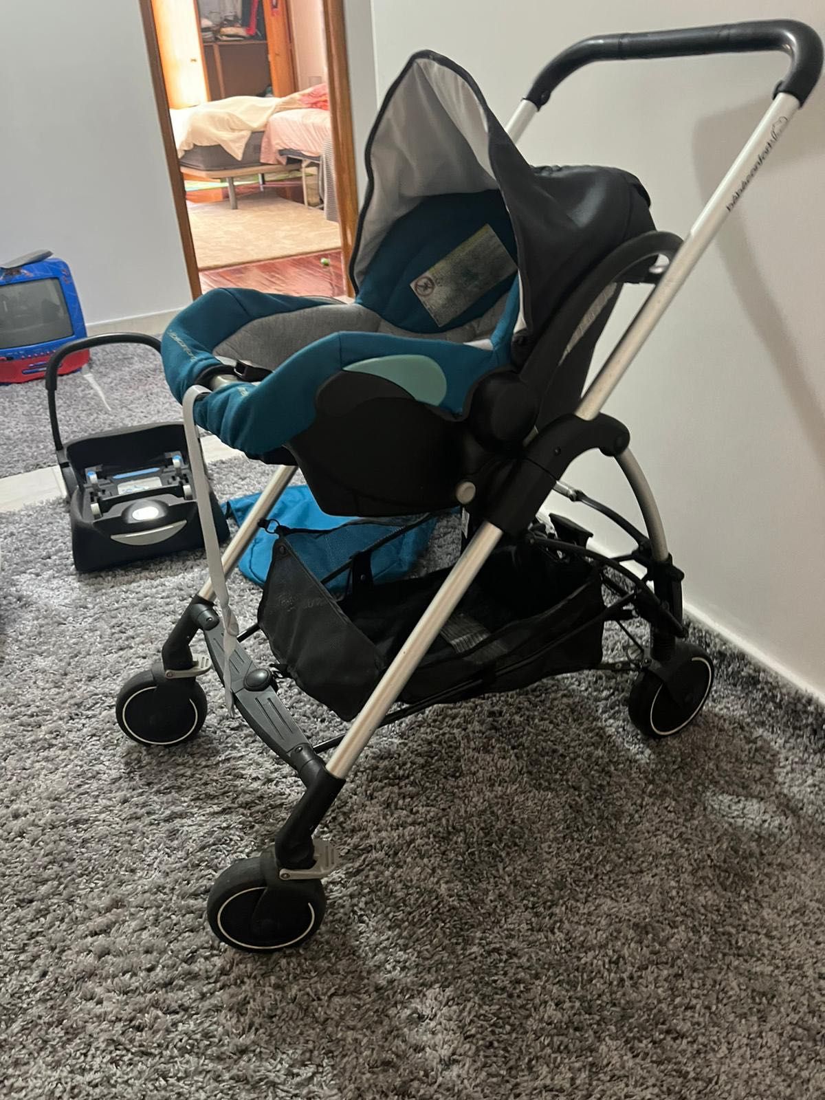 carrinho de bebê usado e limpo