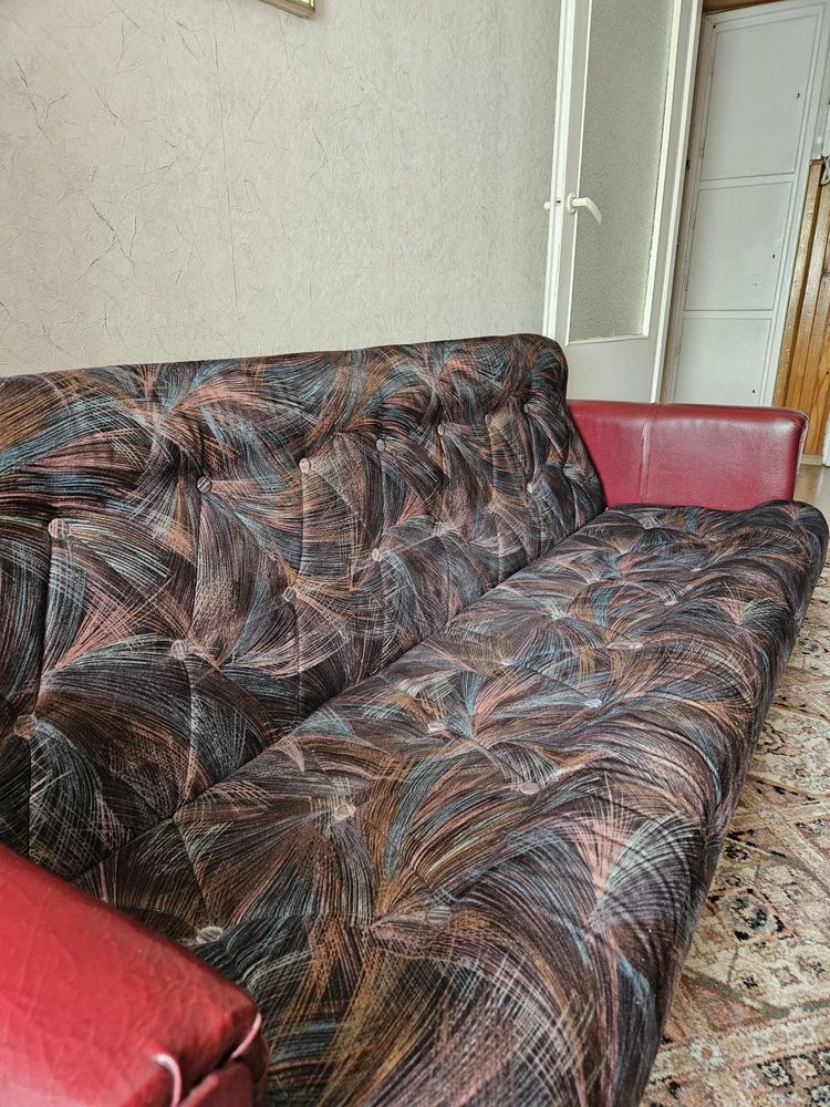 Zestaw mebli kanapa, dwa fotele, dwa podnóżki - oddam za darmo