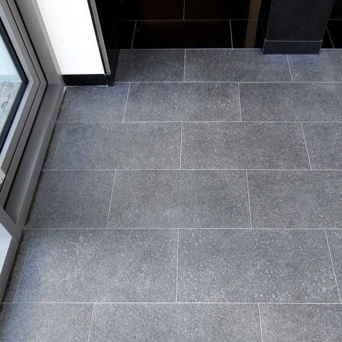 Płomieniowany Granit G684 Black Pearl 60x60 Antypoślizgowy na tarasy