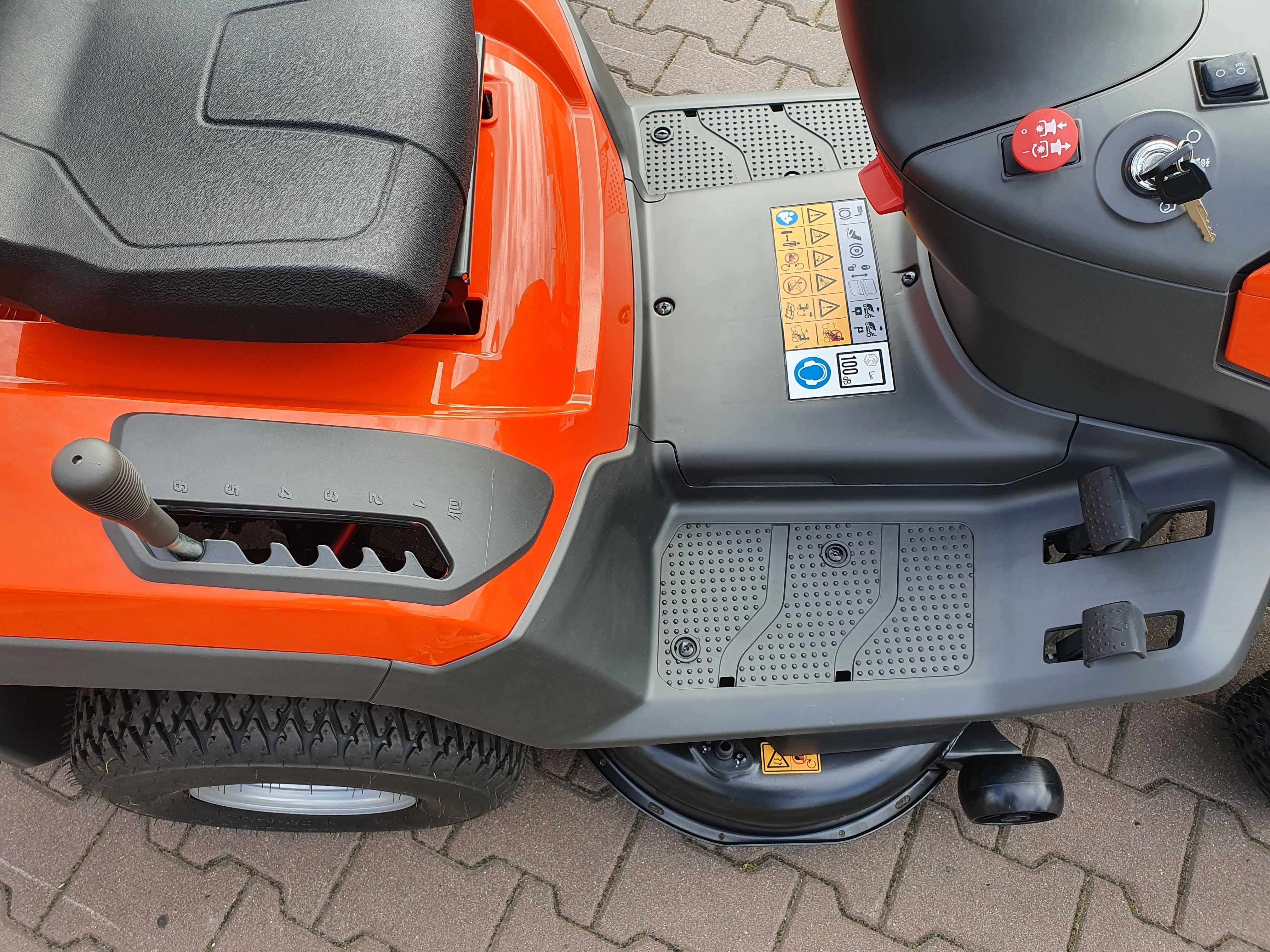 Traktorek kosiarka Husqvarna TC 114 z pługiem Akcja Zima