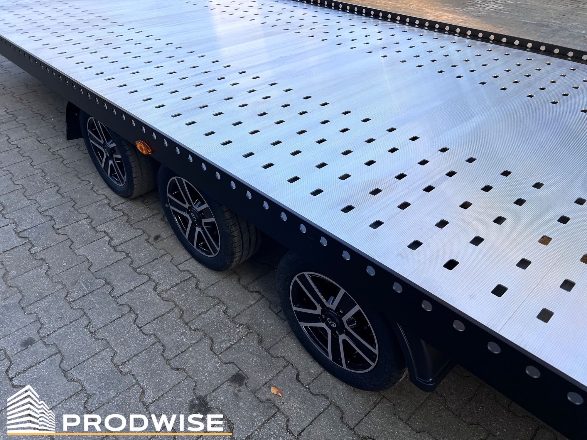 Przyczepa aluminiowa Blackline 6m x 2,1m ( 3 osiowa DMC: 3500 kg )