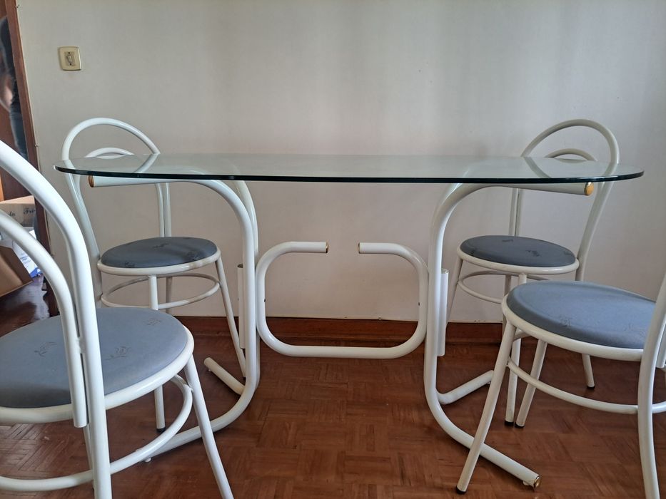 Mesa de vidro com 4 cadeiras