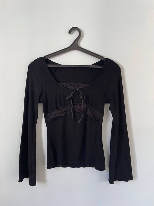 Чорний лонгслів у готичному стилі