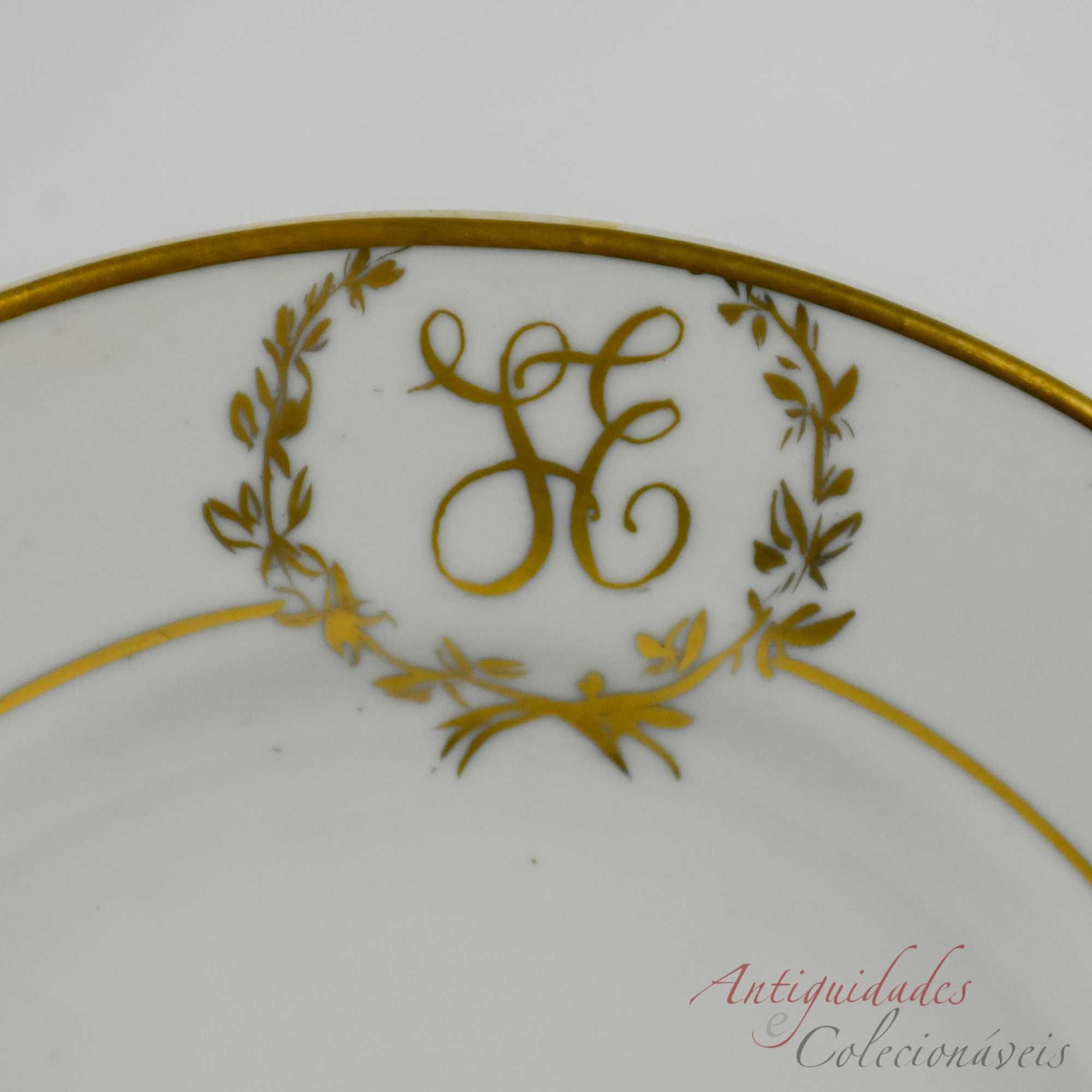 Prato de doce em porcelana Artibus, com monograma “QE”