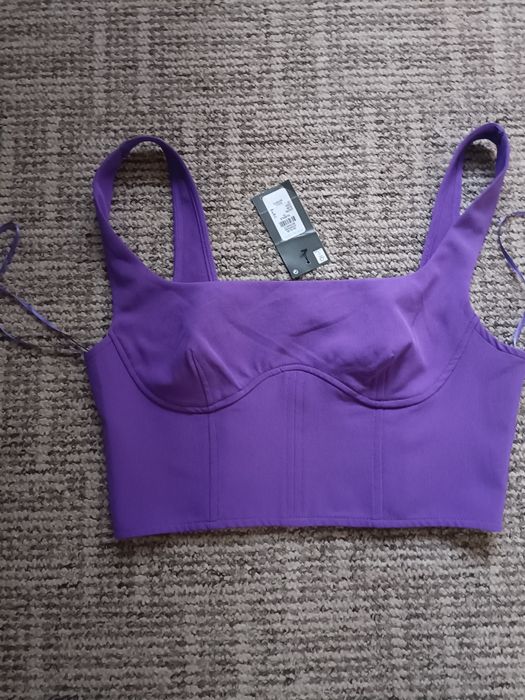 Fioletowy crop top na szerokich ramiączkach