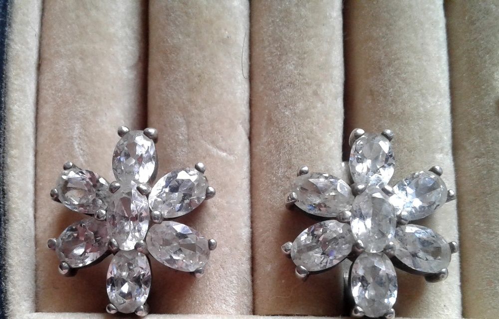 набор кольцо- серьги сердце  -  бижутерия .