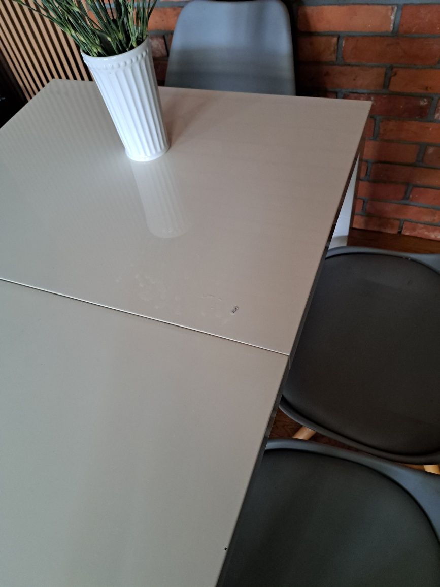 Stół rozkladany z krzesłami