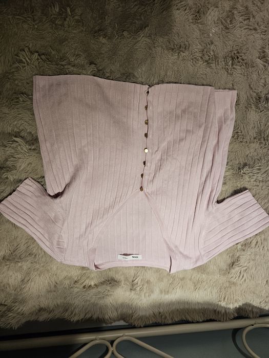 Różowa koszulka z guzikami