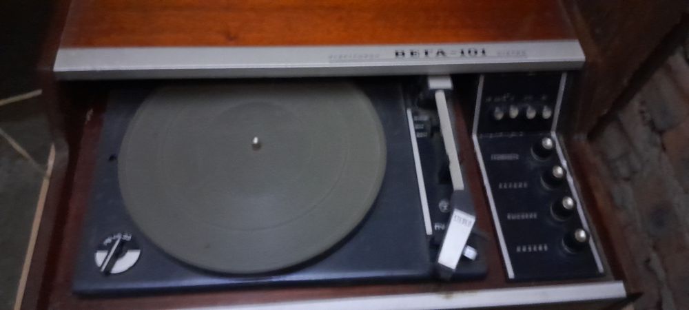 Проигрователь виниловых дисков ВЕГА 101 СТЕРЕО с колонками.